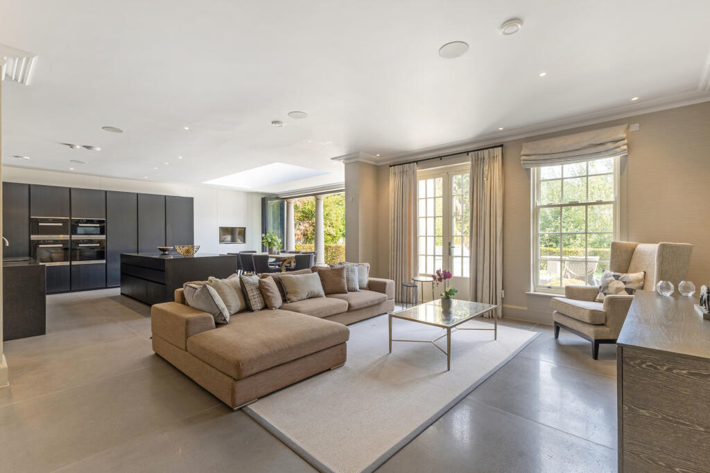 House in Kingston upon Thames - More