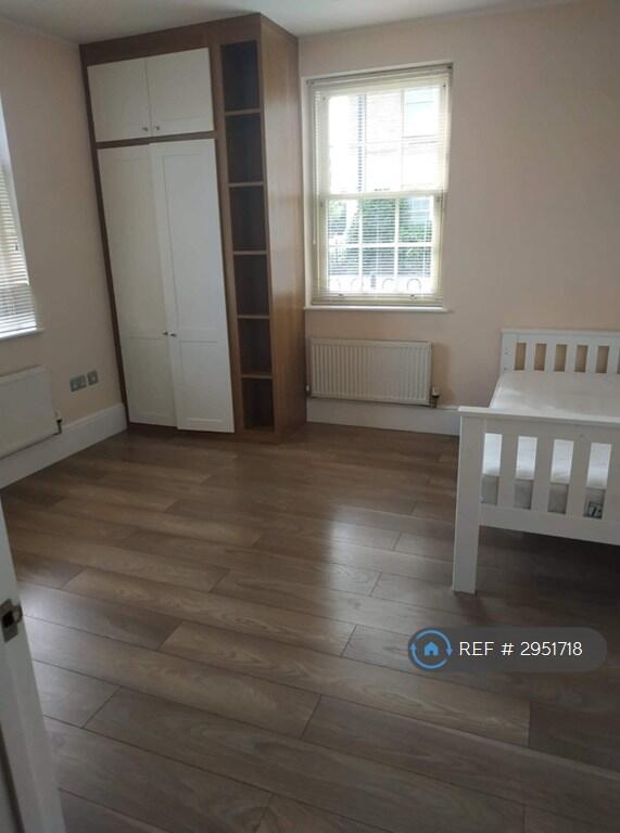 Apartment in Upton, St Crispin's - More