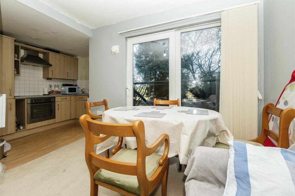 Apartment in Dacorum, Hertfordshire - View 5