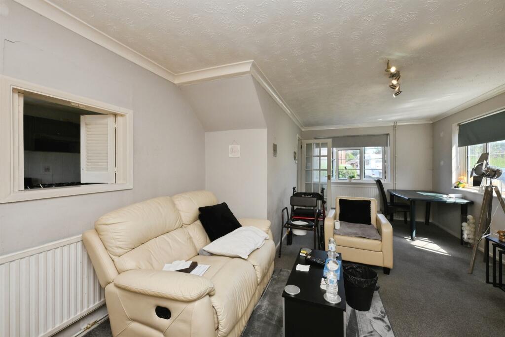House in Welwyn Hatfield, Hertfordshire - View 3