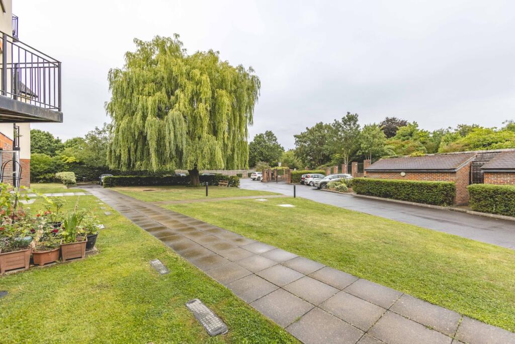 Datchet Road, Datchet, SL3 photo 2