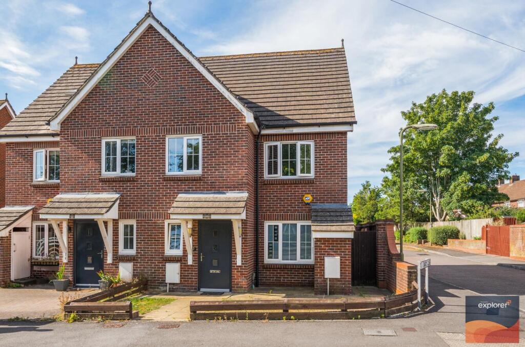 3-bed house on Lefroy Avenue, Basingstoke, RG21, £440,000