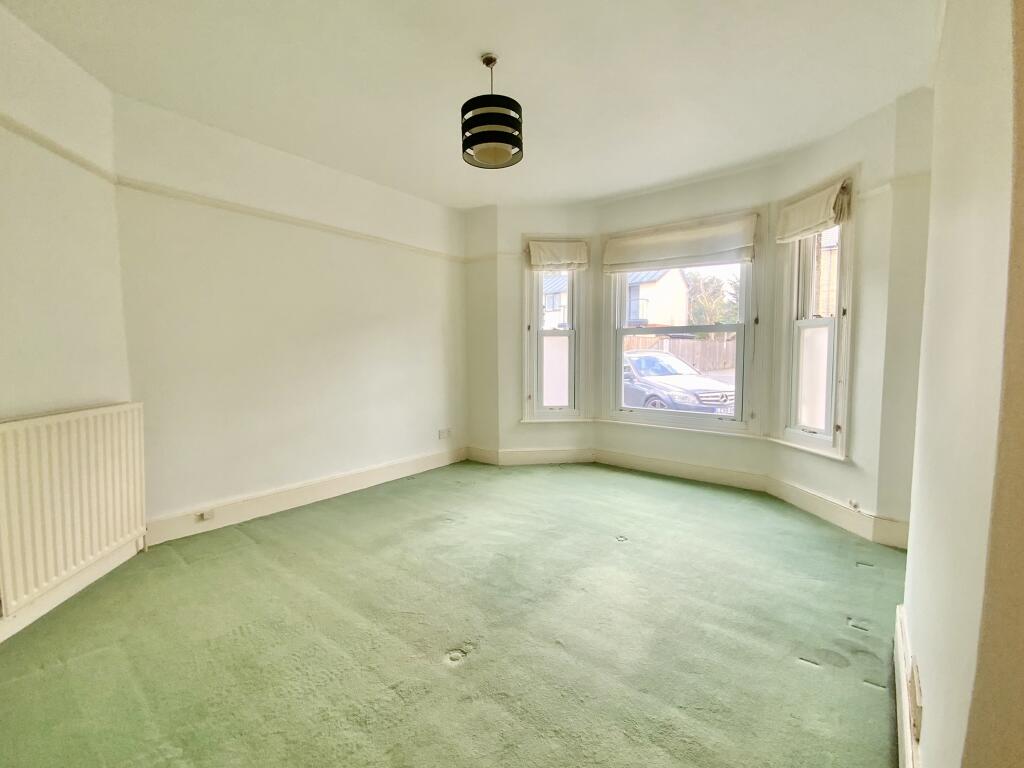 Apartment in Epsom and Ewell, Epsom - More