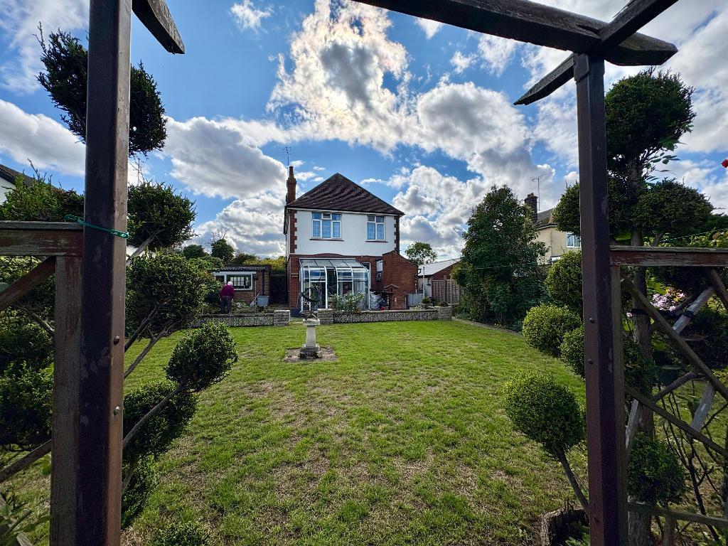Sundon Road, Chalton, Luton, Bedfordshire, LU4 9UA photo 2