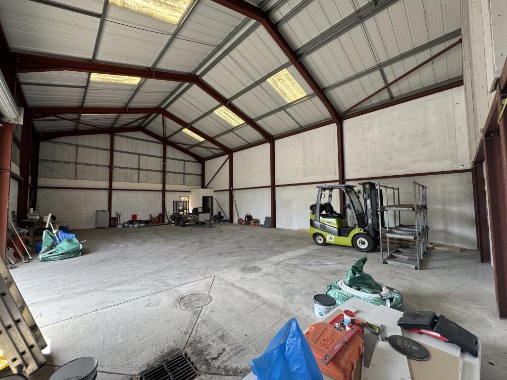Large open plan industrial unit with 1,900 sq ft across 1 floor
