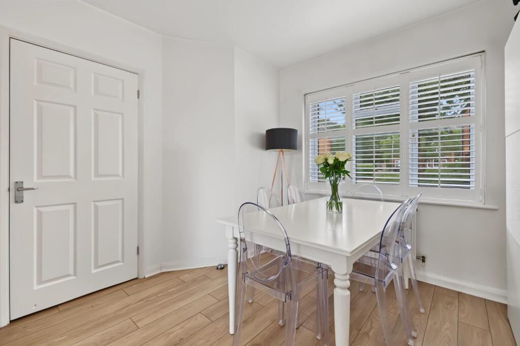 House in Basildon, Langdon Hills - View 4
