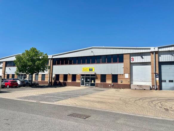 3 Beta Way Egham - Main.jpg