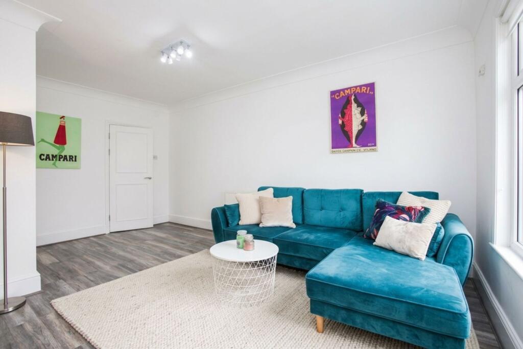 Apartment in Ilford - View 3