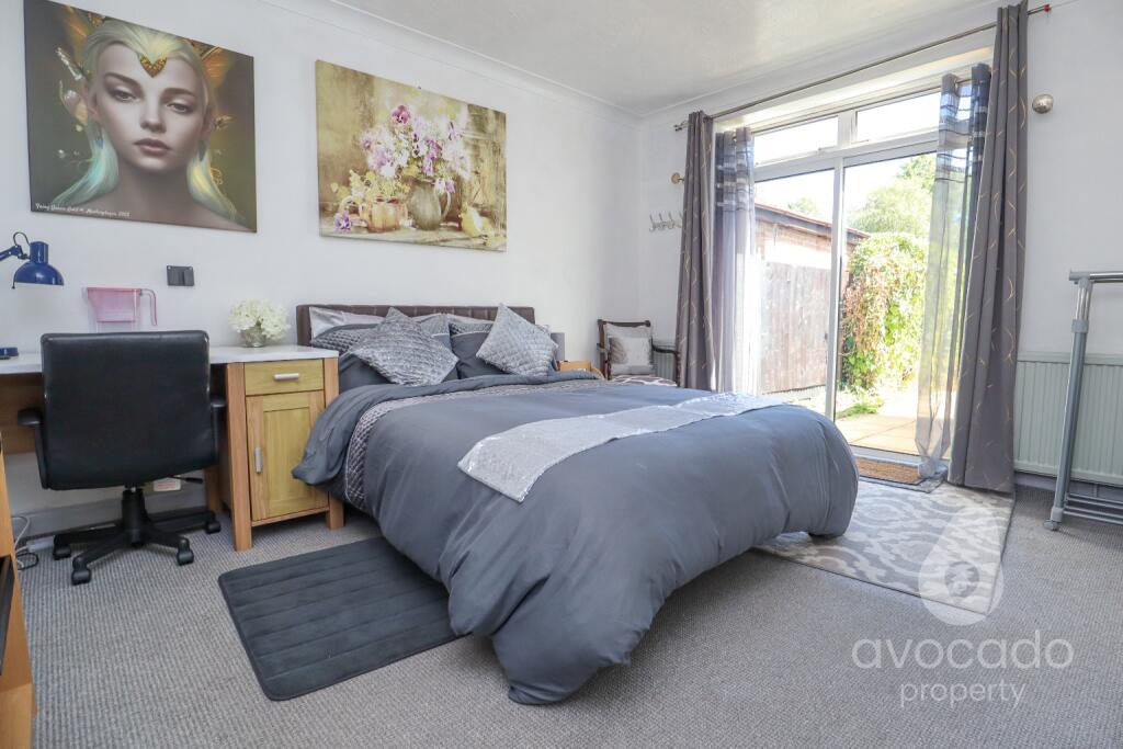 Frimley Road, Camberley, Surrey, GU15 2QD photo 4