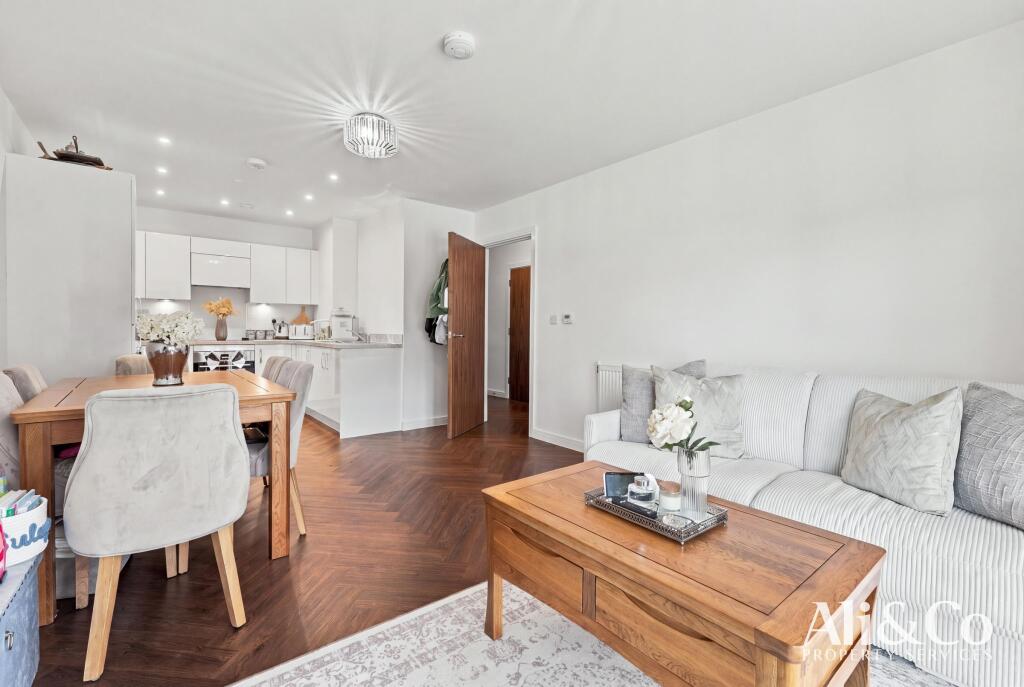 Apartment in Romford - View 3