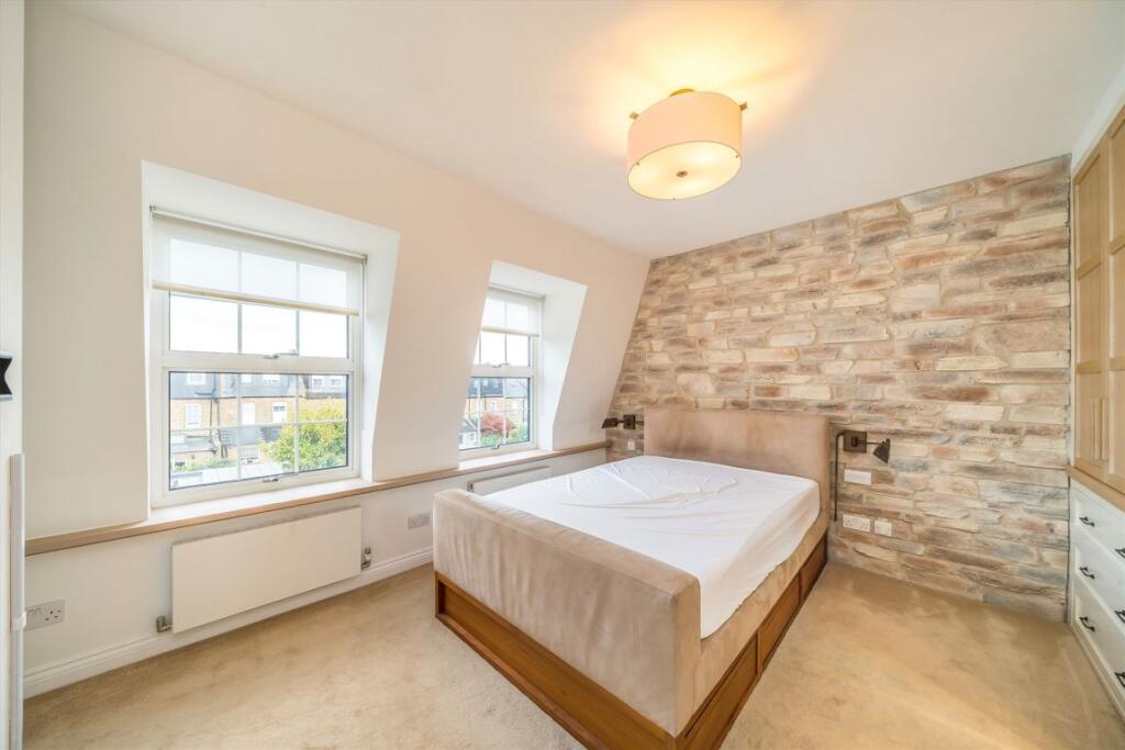 House in London, Cottenham Park, Raynes Park - More