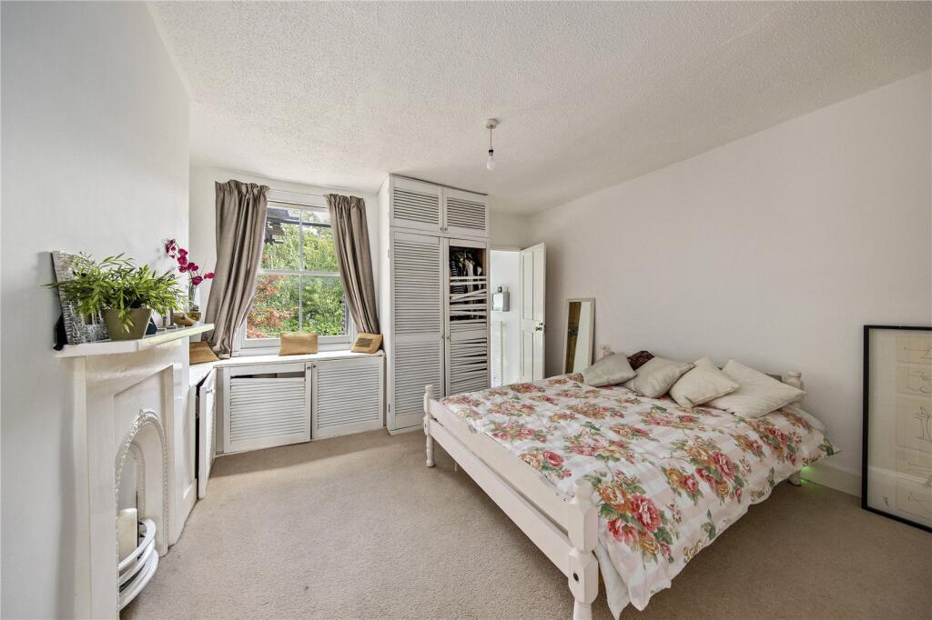 House in Twickenham - More