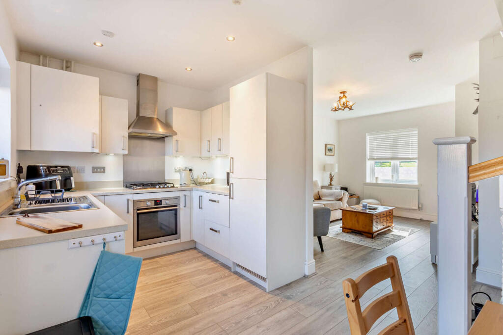 17, Cricketers Way photo 3
