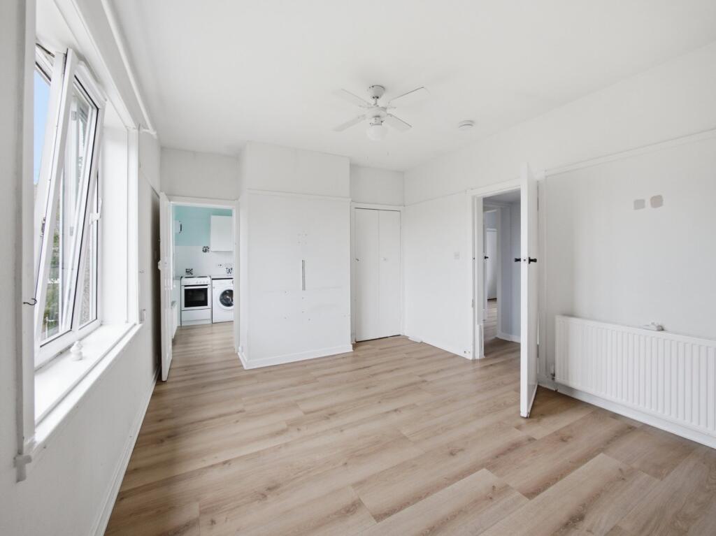 Apartment in Edinburgh, Corstorphine - View 3