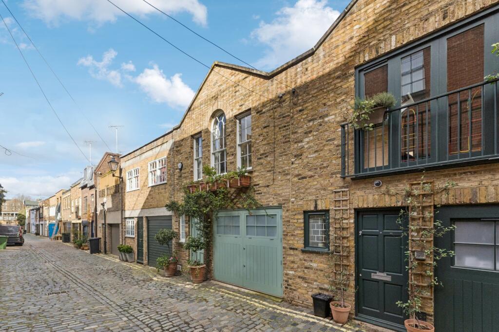3 bedroom mews property for rent