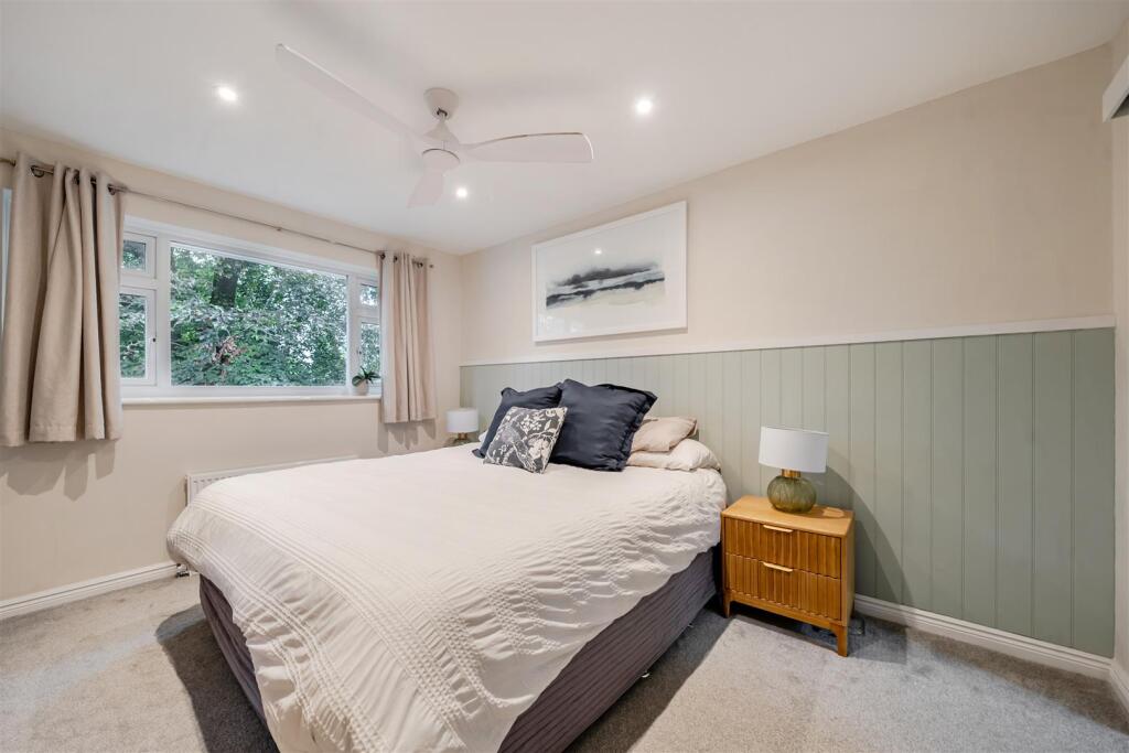 House in Surrey Heath, Heatherside - More