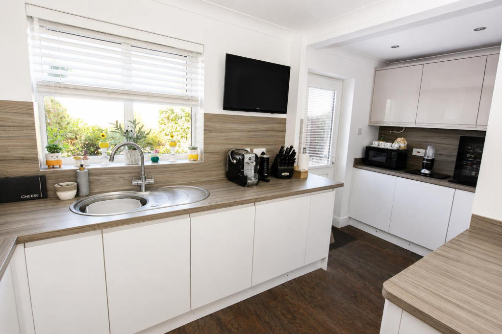 House in Reading, Tilehurst - More