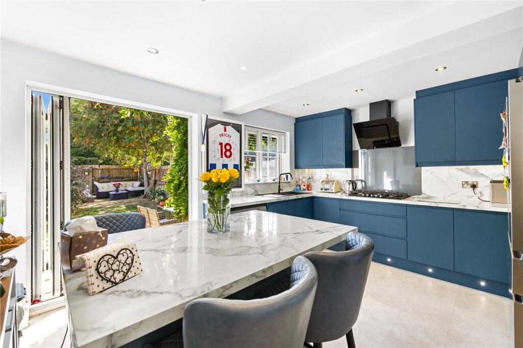 House in Haywards Heath, Slaugham - More
