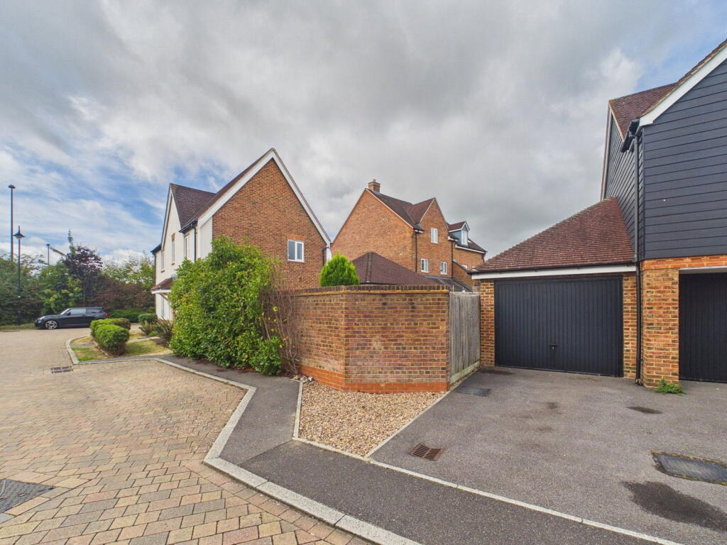 House in Horsham, Broadbridge Heath - View 5
