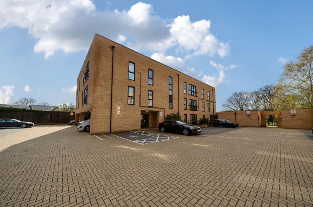 2-bed flat on Exchange Close, Aldershot, Hampshire, GU11, £300,000