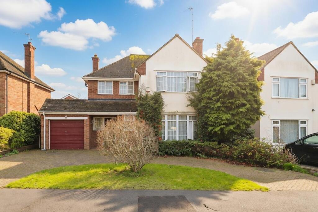 3-bed detached on The Chantry, Hillingdon, UB8, £800,000