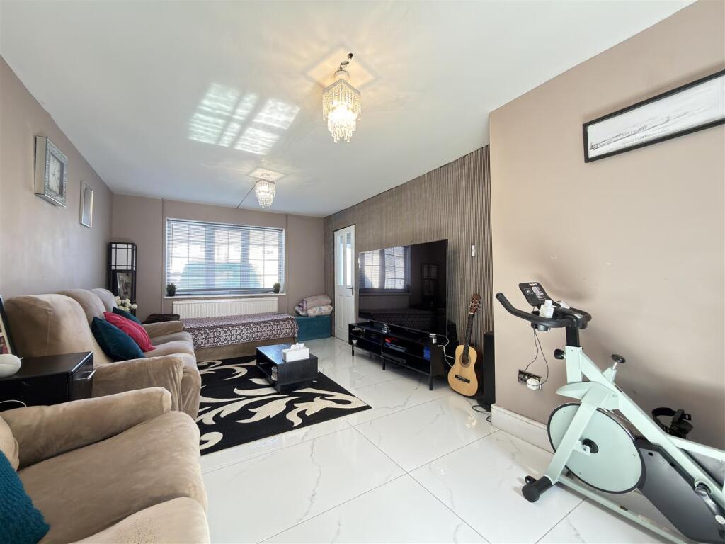 House in Leicester, Mowmacre Hill - View 3