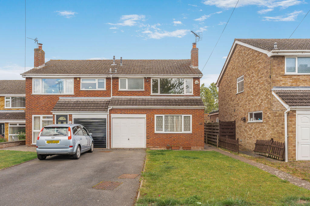3-bed semi-detached on 41, Ettington Close, Wellesbourne , £310,000