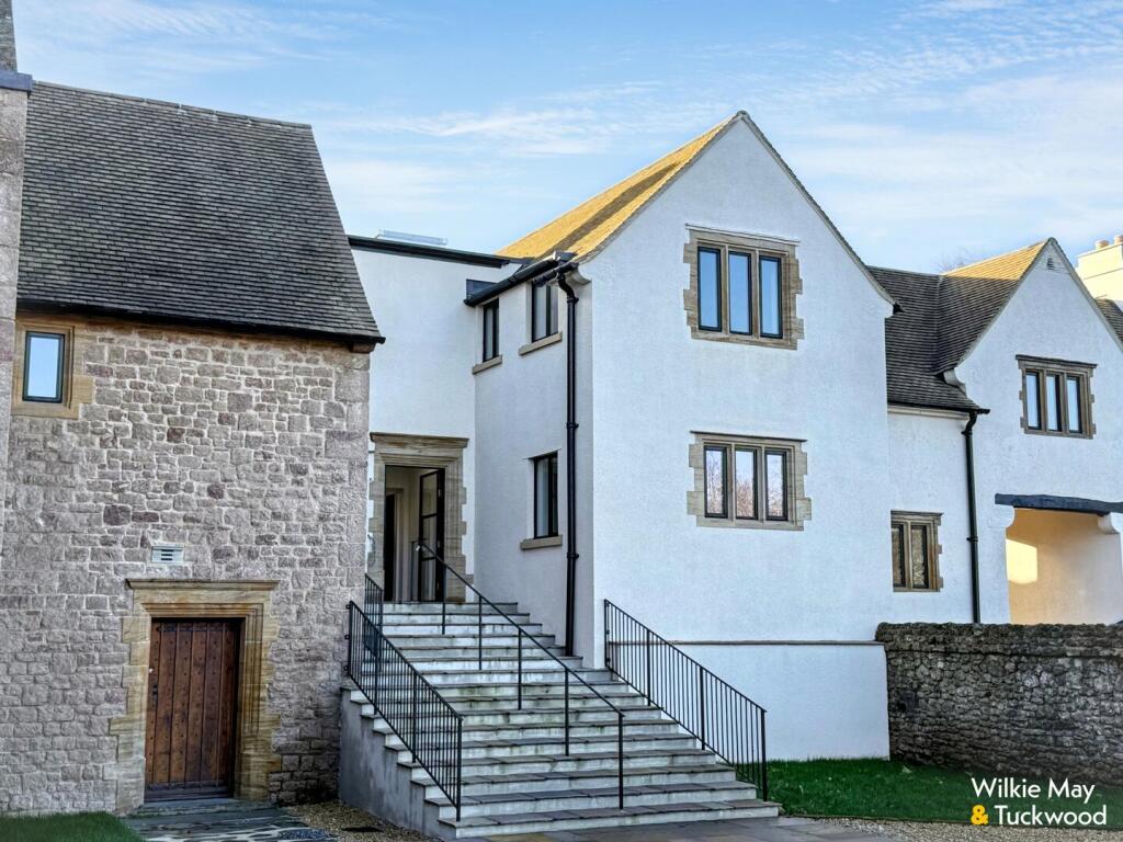2-bed flat on Periton Mead, Minehead, £160,000