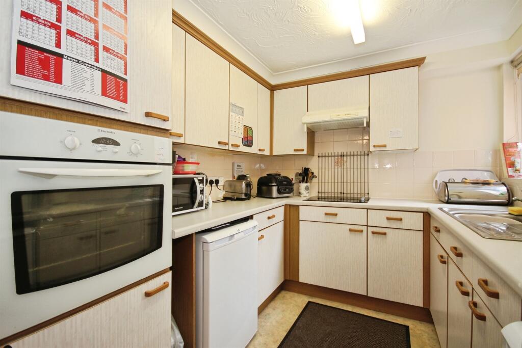 Apartment in Warwick - View 2