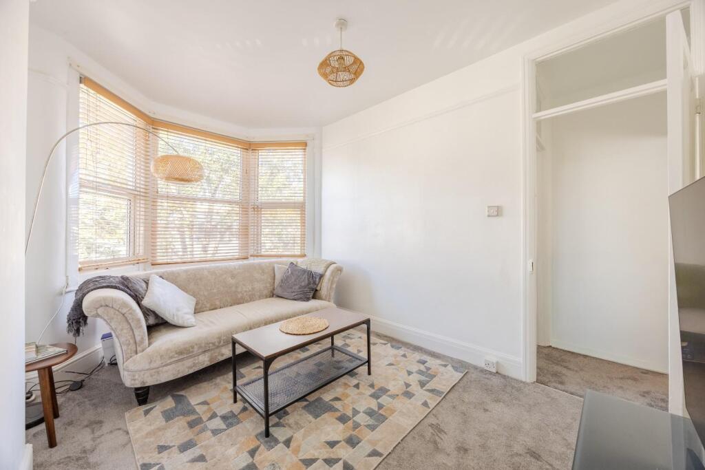 Apartment in Southend-on-Sea - More