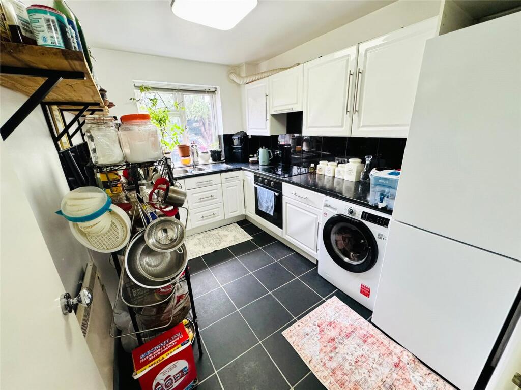 Apartment in Slough - View 3