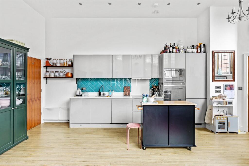 Apartment in Ilford - More