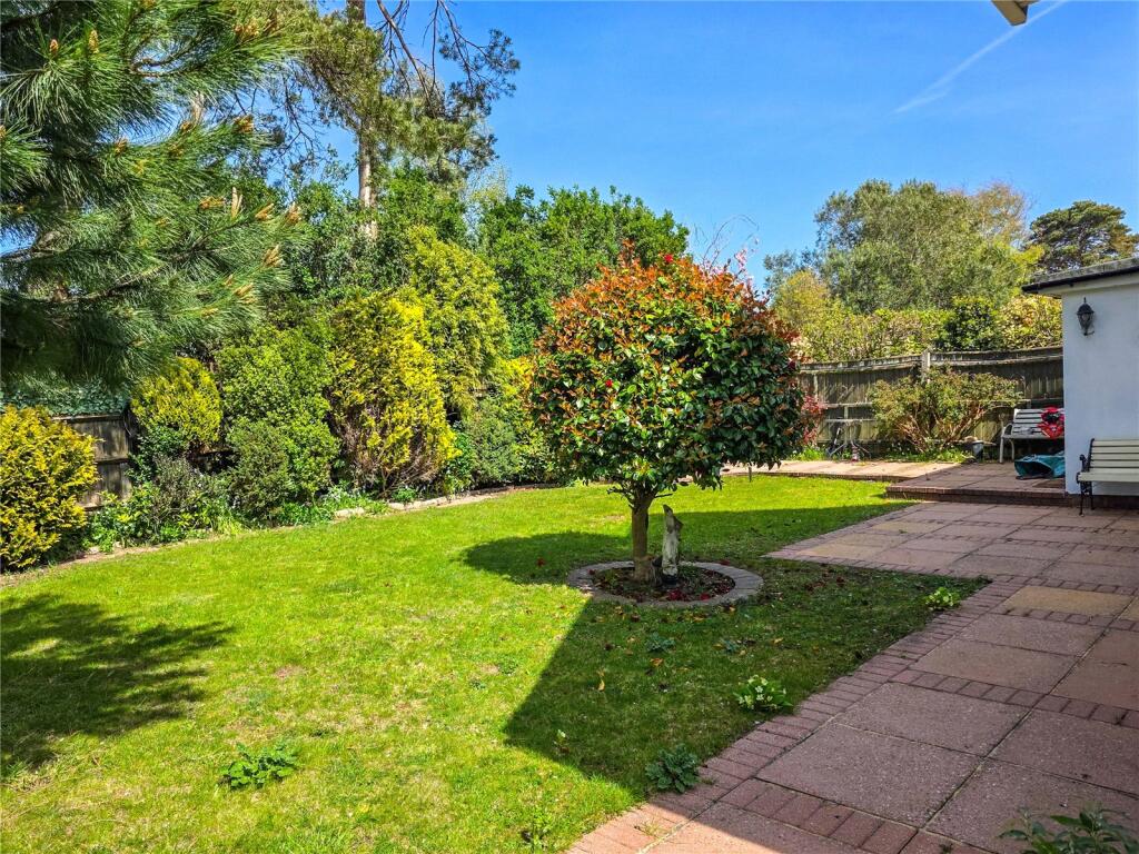 Waterford Gardens, Highcliffe, Christchurch, Dorset, BH23 photo 4