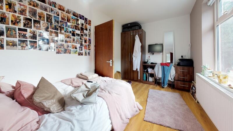 House in Leeds, West Yorkshire - View 2