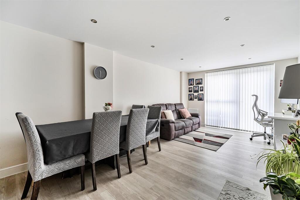 Apartment in Slough - View 5