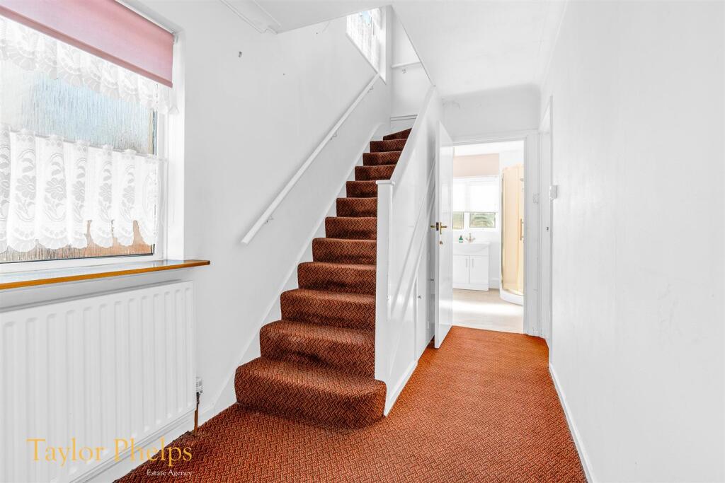 Graham Avenue, Broxbourne photo 4