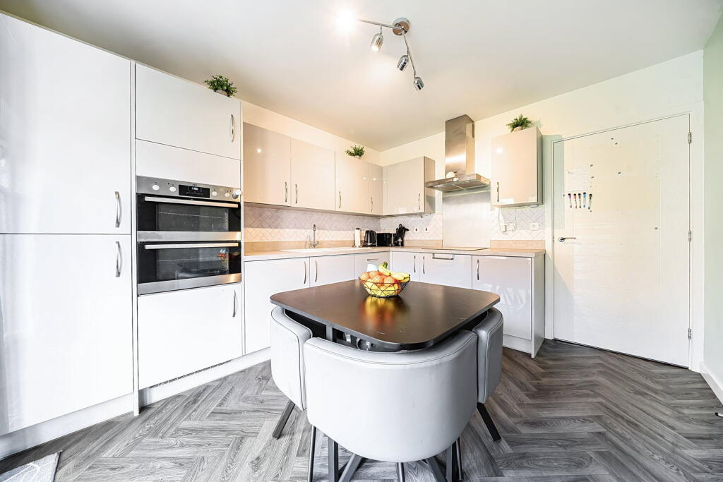 Greenkeepers Avenue, Basingstoke RG23 7PZ photo 3