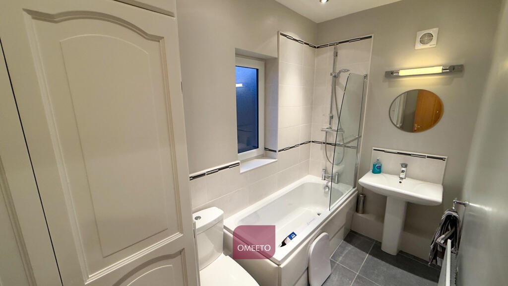 Fist floor suite bathroom