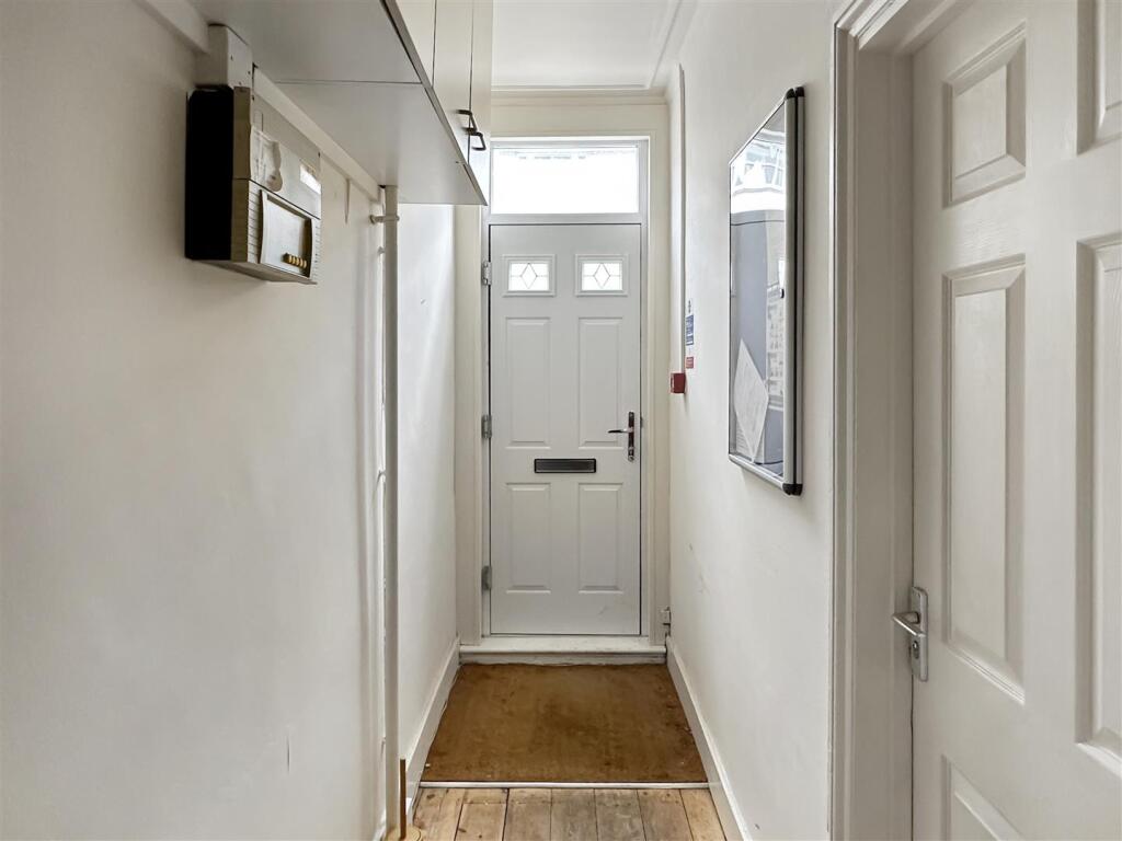 Room 2, Devonshire Road, Cambridge - View 3
