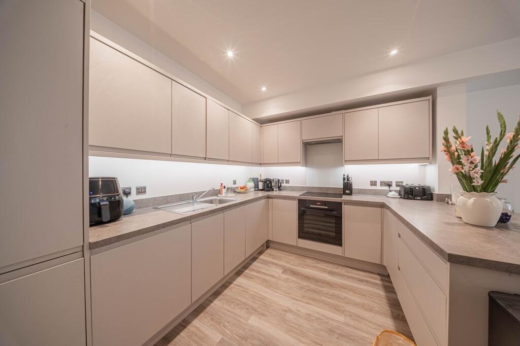 House in Haywards Heath, Wivelsfield Green - More