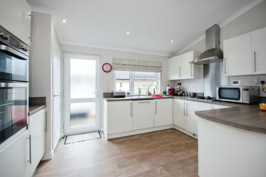 2-bed caravan on Silver Mists Park, St Leonards, Dorset, BH24, £240,000