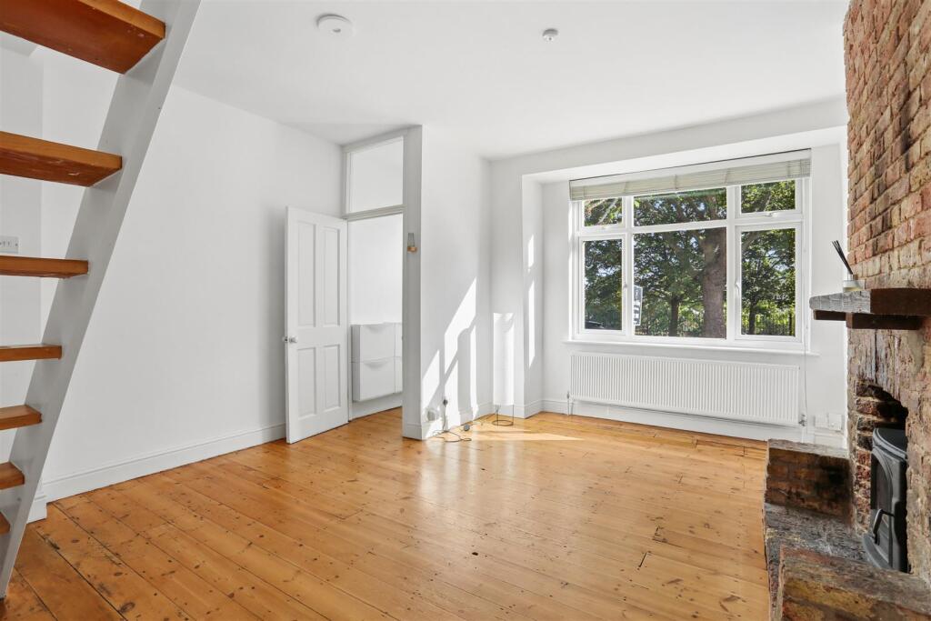 House in Sutton - View 2