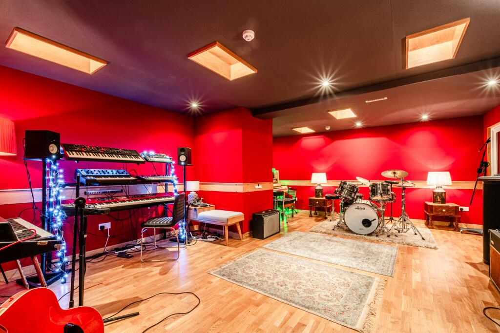 Main image of property: 15 Dock Street, Aldgate, London, E1 8JN