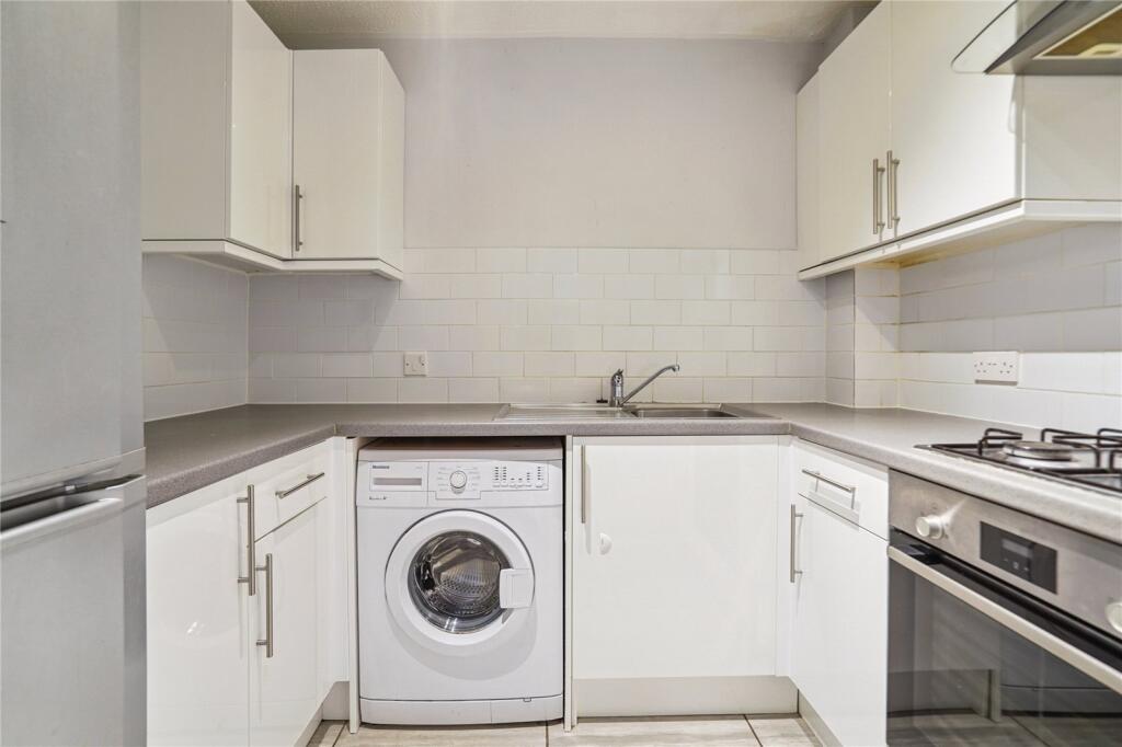 Thornbury Green, Twyford, Berkshire, RG10 photo 4