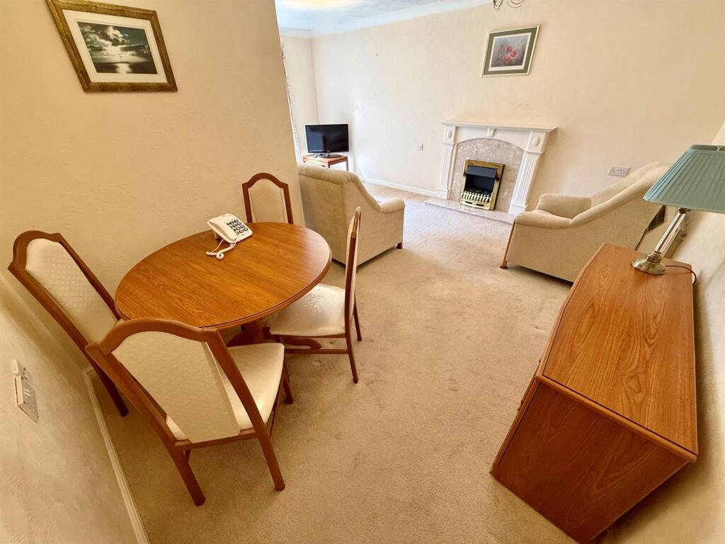 Apartment in Solihull, Haslucks Green - View 4