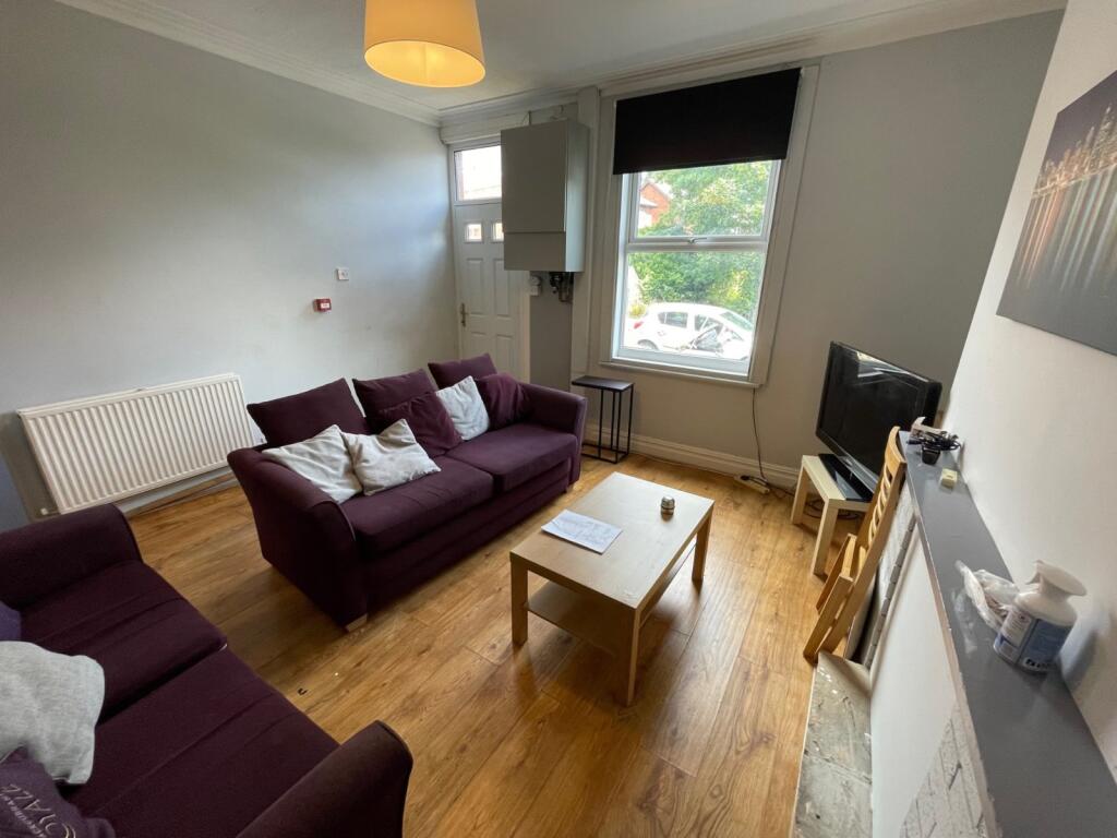 House in Leeds, West Yorkshire - View 2