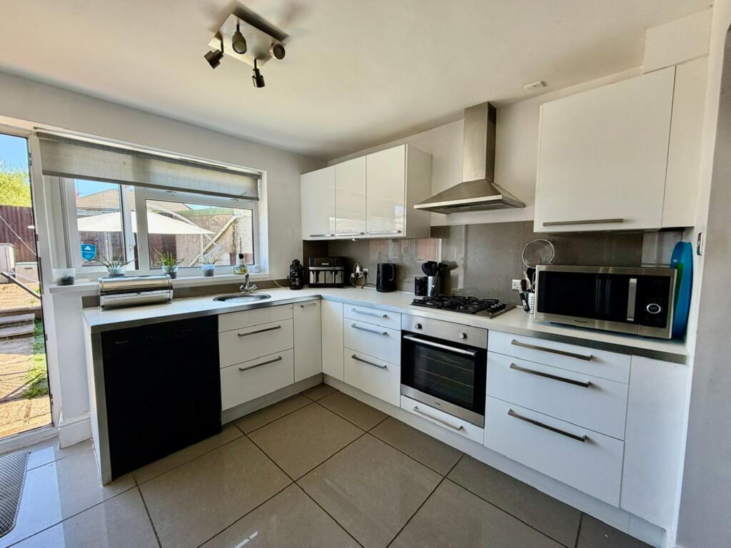 Markham Crescent, Oakdale, NP12 - View 2
