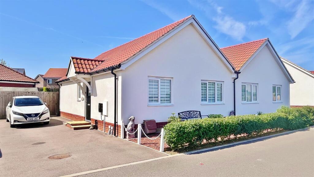 2-bed bungalow on Ronson Drive, Thorpe-le-soken, Essex, £295,000