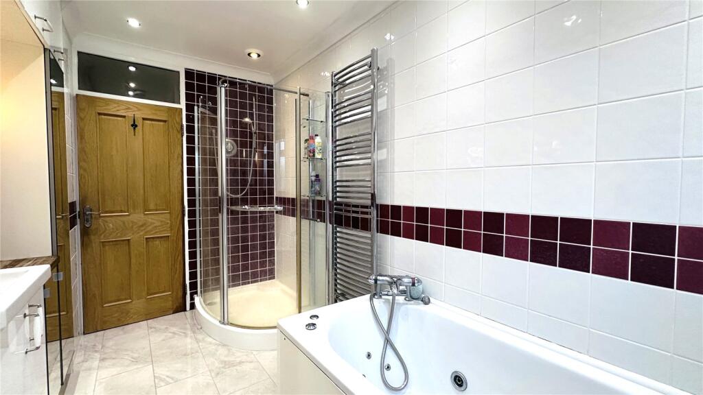 Florence Gardens, Staines-upon-Thames, Surrey, TW18 photo 3