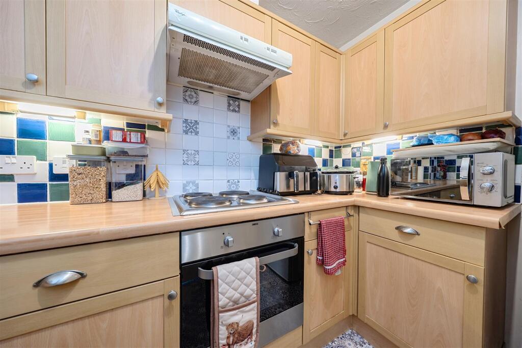 Apartment in Basingstoke and Deane, Lychpit, Riverdene - View 5